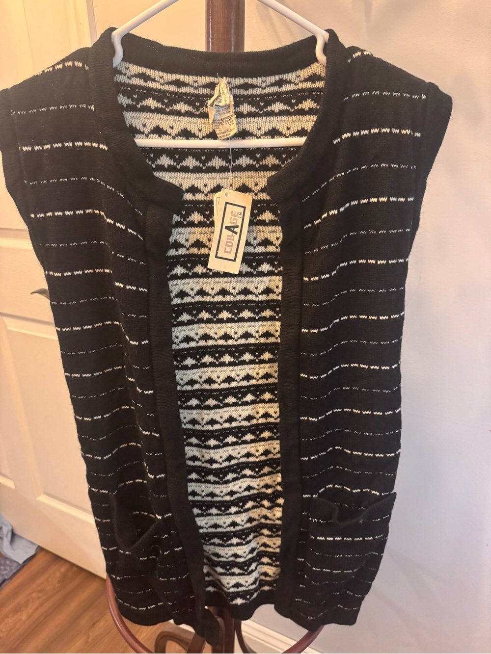 Cozy Open-Front Sleeveless Cardigan Vest in Black and Cream